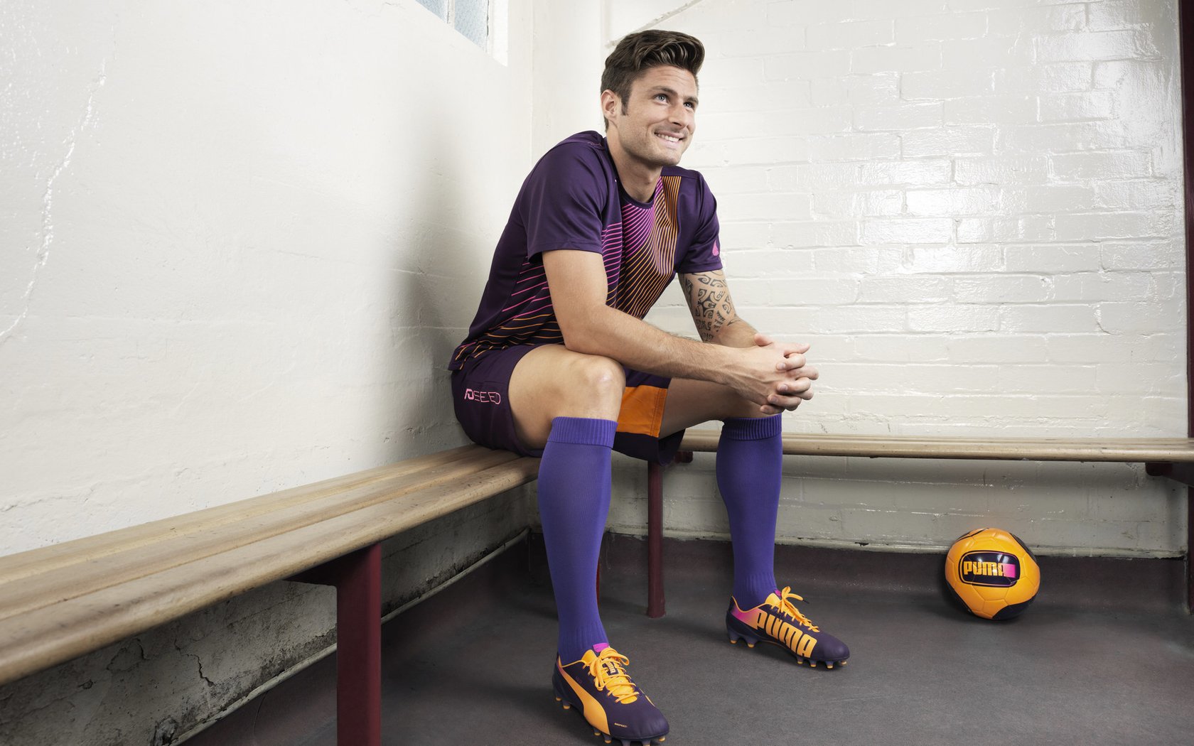 开云体育全站-“雪地飙车：北极圈的冰雪战神”，极地雪橇车